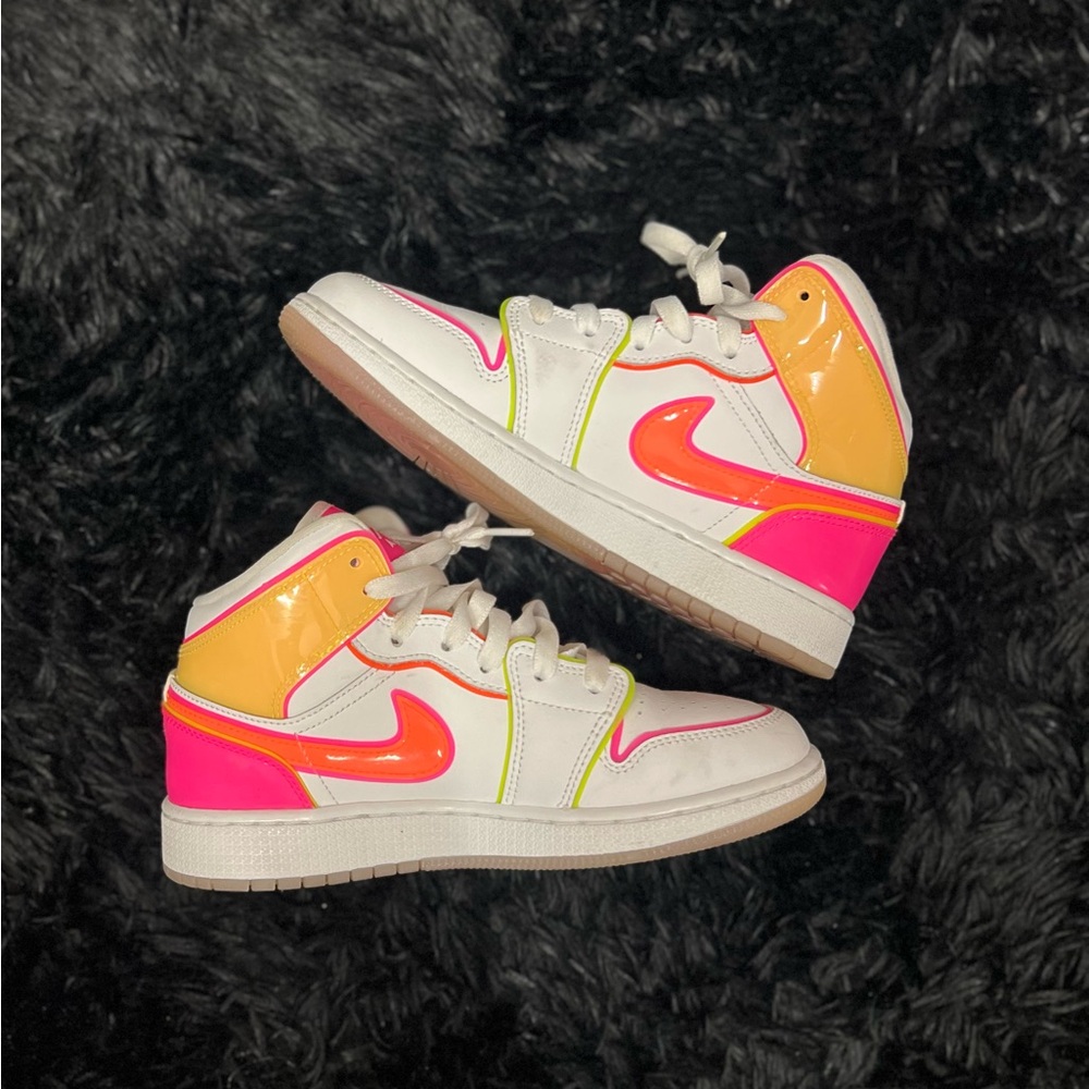 Air Jordan 1 Mid SE GS ‘Edge Glow’